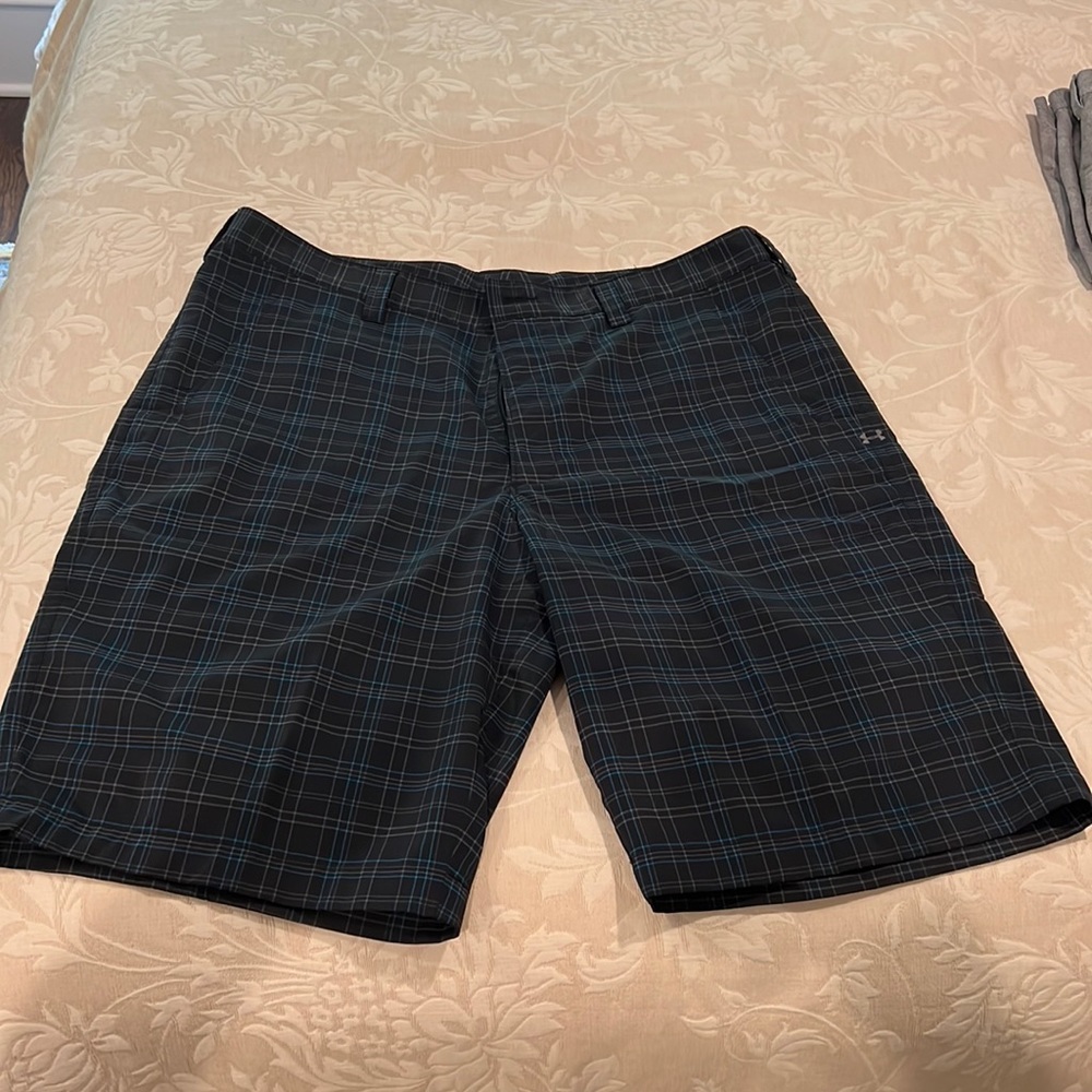 Like New Under Armour Mens Golf Shorts